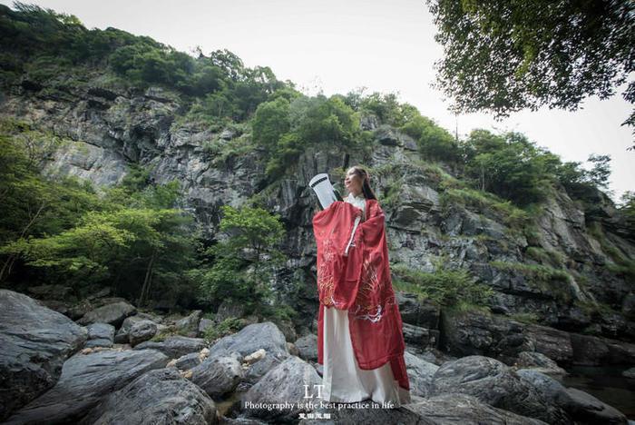 婧婧整理卧室